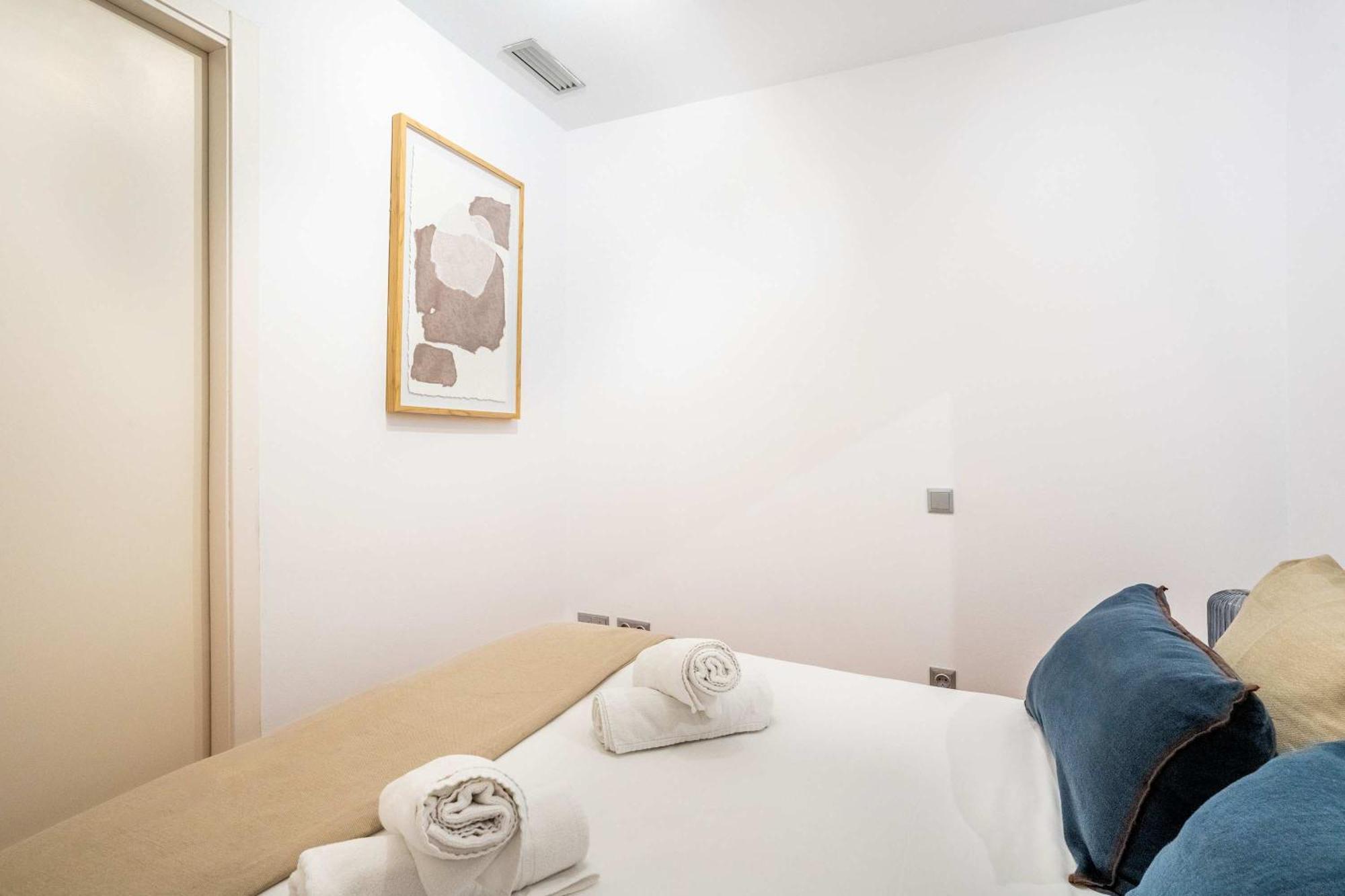 Pl Universitat Comfortable 3bd With Private Patio Apartment