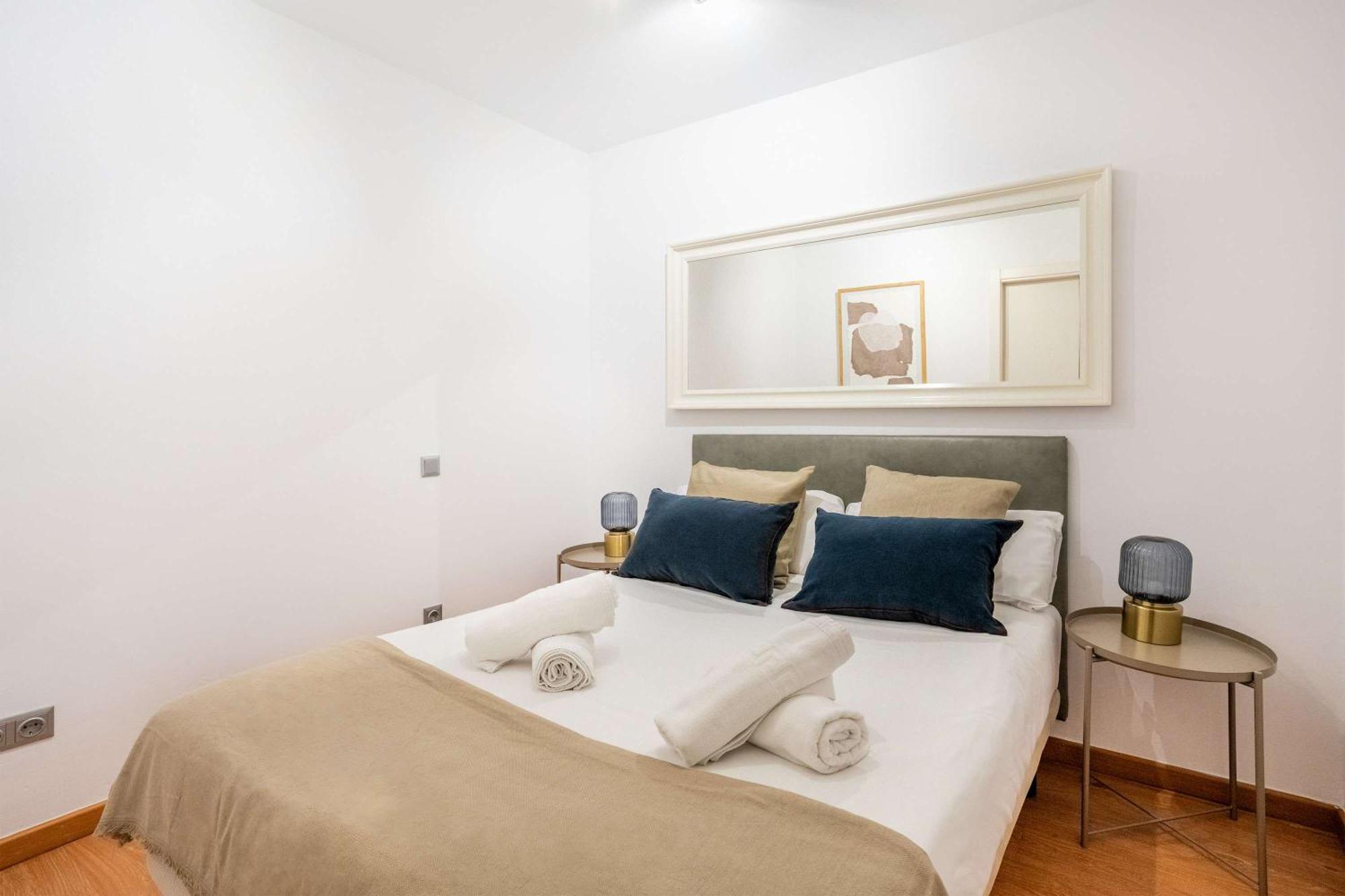 Apartment Pl Universitat Comfortable 3bd With Private Patio