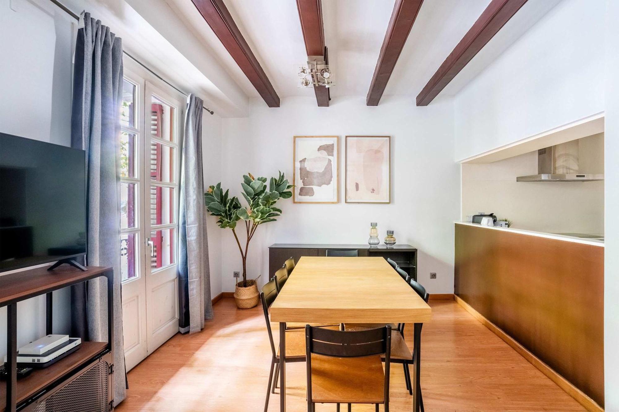 Apartment Pl Universitat Comfortable 3bd With Private Patio *