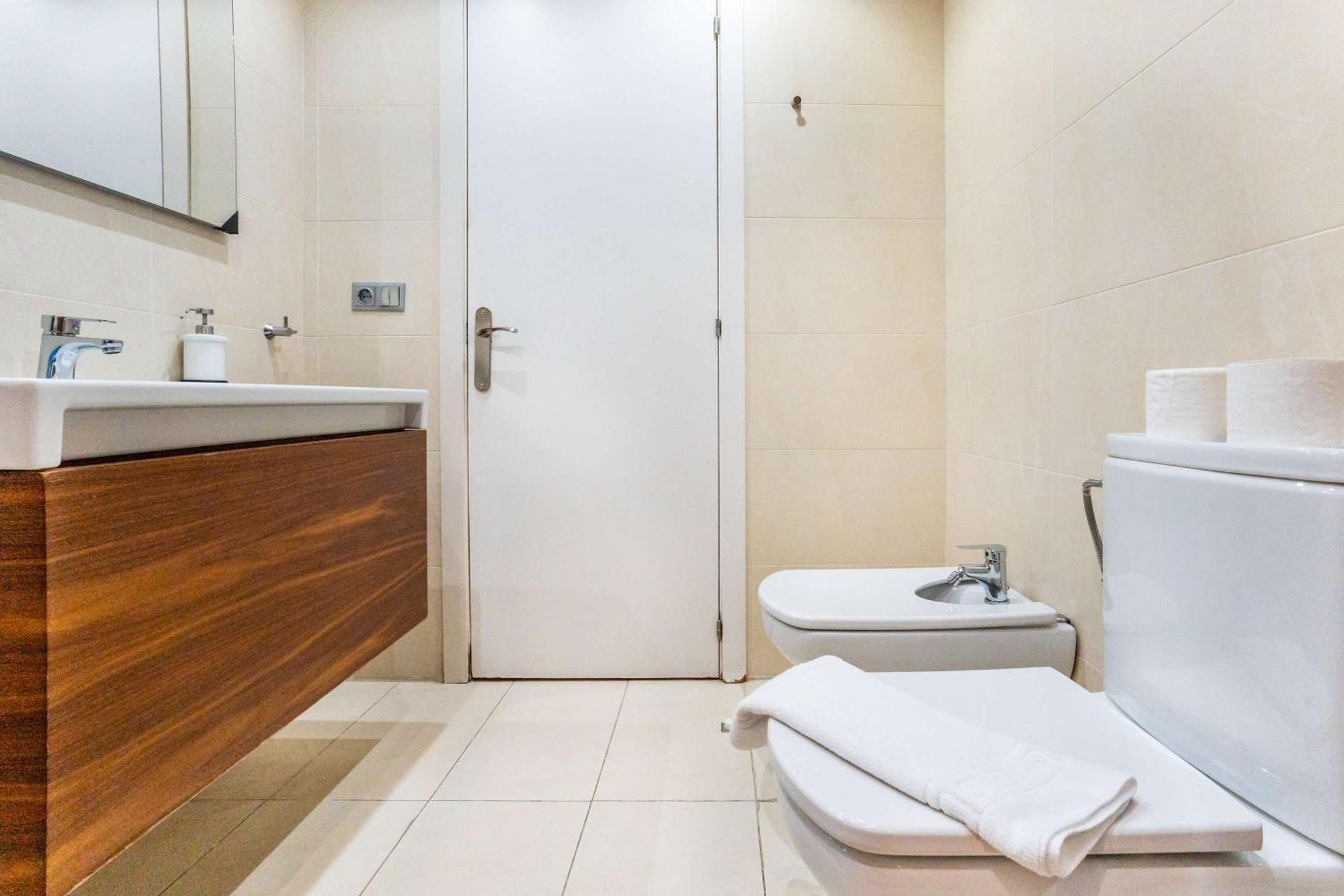 Pl Universitat Comfortable 3bd With Private Patio *