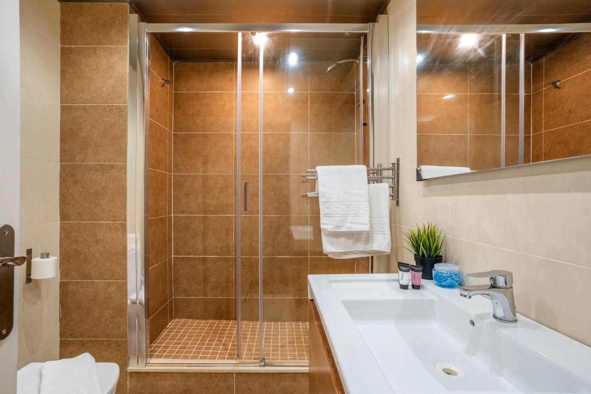 Pl Universitat Comfortable 3bd With Private Patio