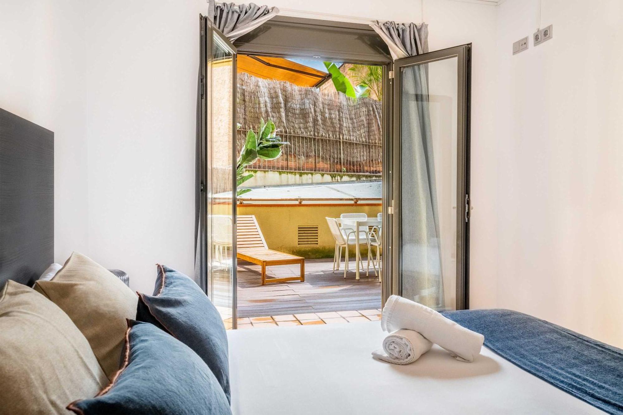Pl Universitat Comfortable 3bd With Private Patio Apartment
